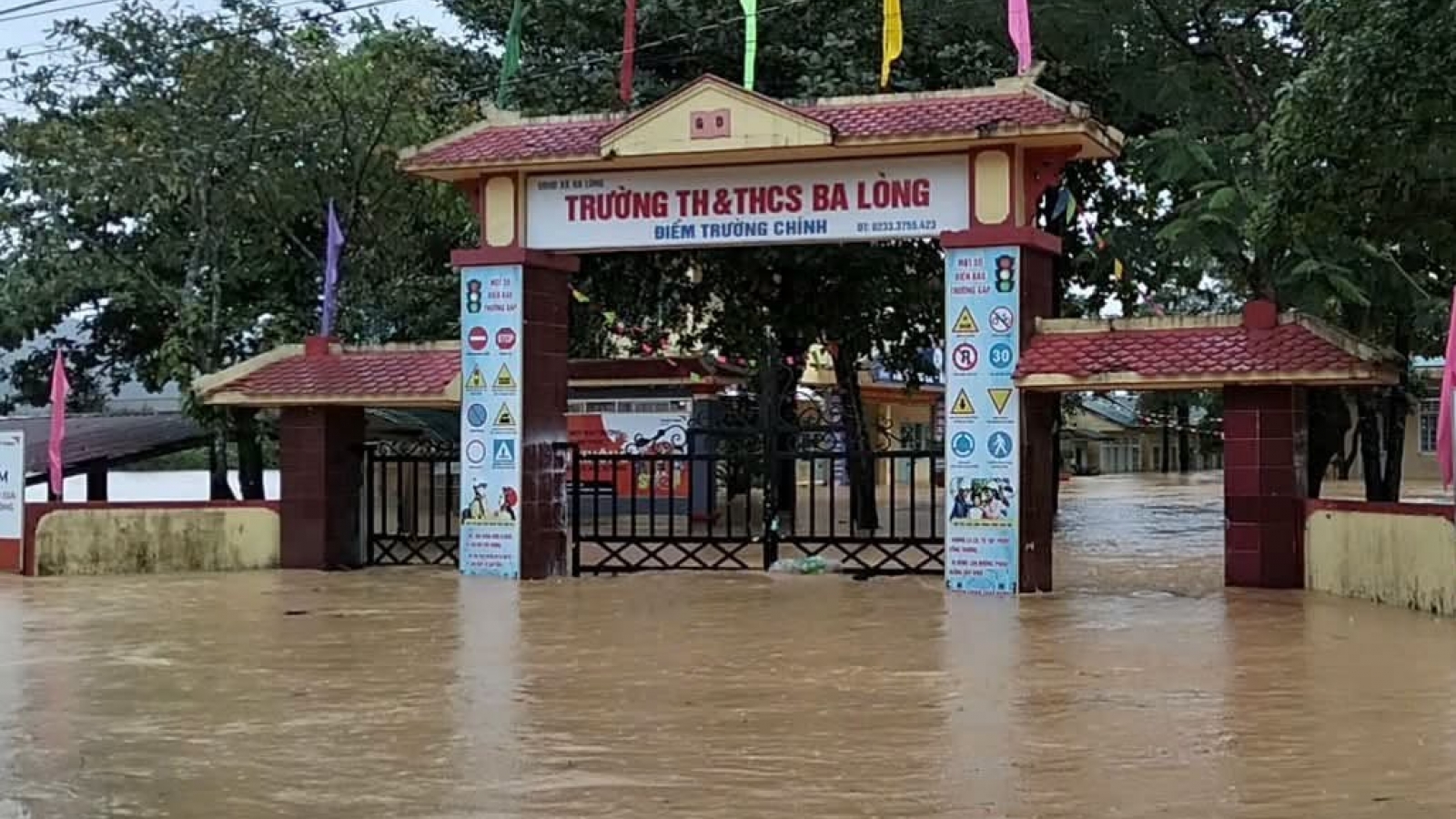 Học sinh vùng ngập lụt Quảng Trị trở lại trường sau mưa lũ