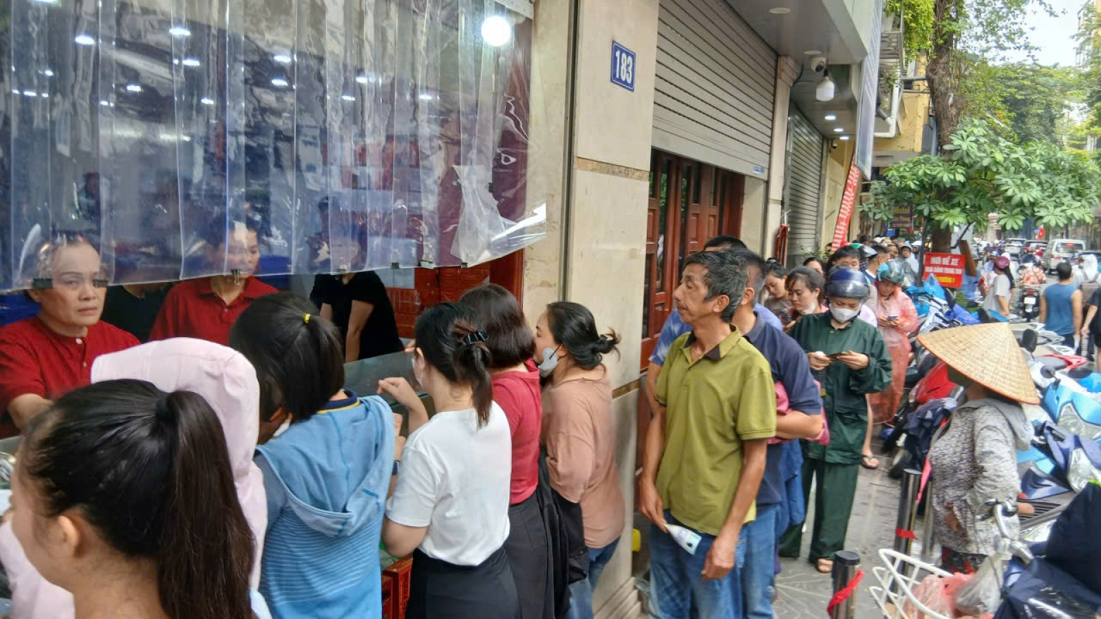 Thị trường bánh Trung thu: Phố truyền thống đông đúc, quầy vỉa hè vắng vẻ