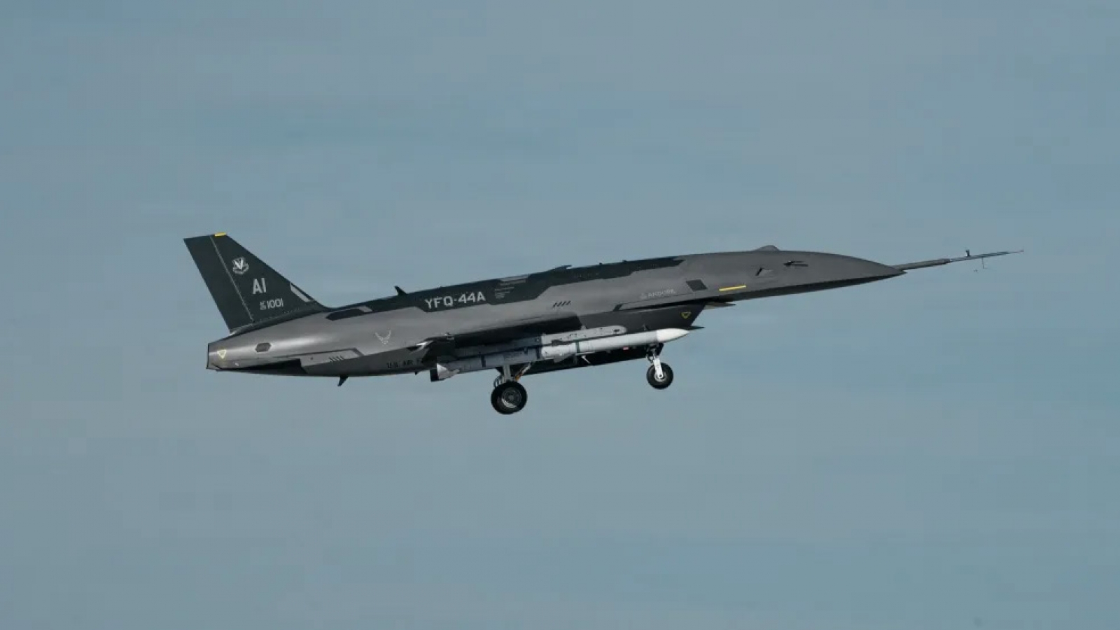 UAV Fury bay cùng F-35, tiến gần mô hình “đồng đội” trên không