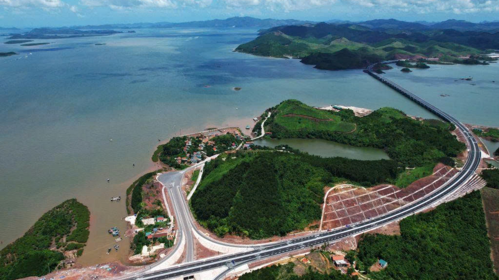 Đột phá từ Nghị quyết số 27: Khơi thông các hành lang kinh tế chiến lược