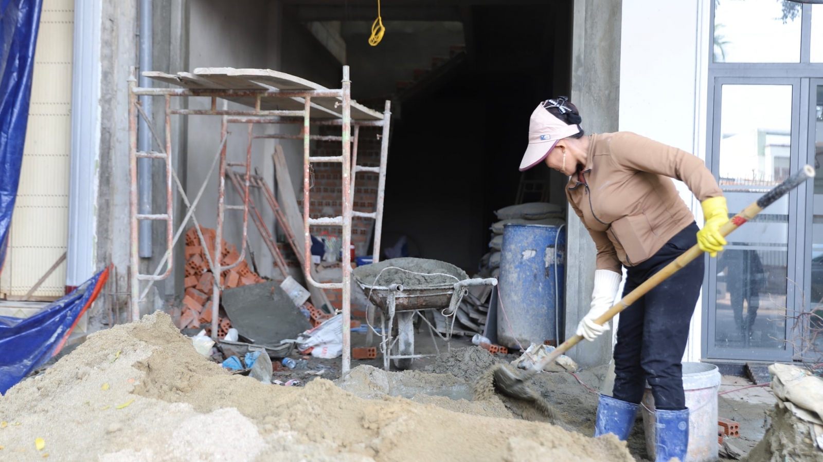 Giá vật liệu xây dựng tăng cao, chủ thầu và người xây dựng ở Đắk Lắk gặp khó