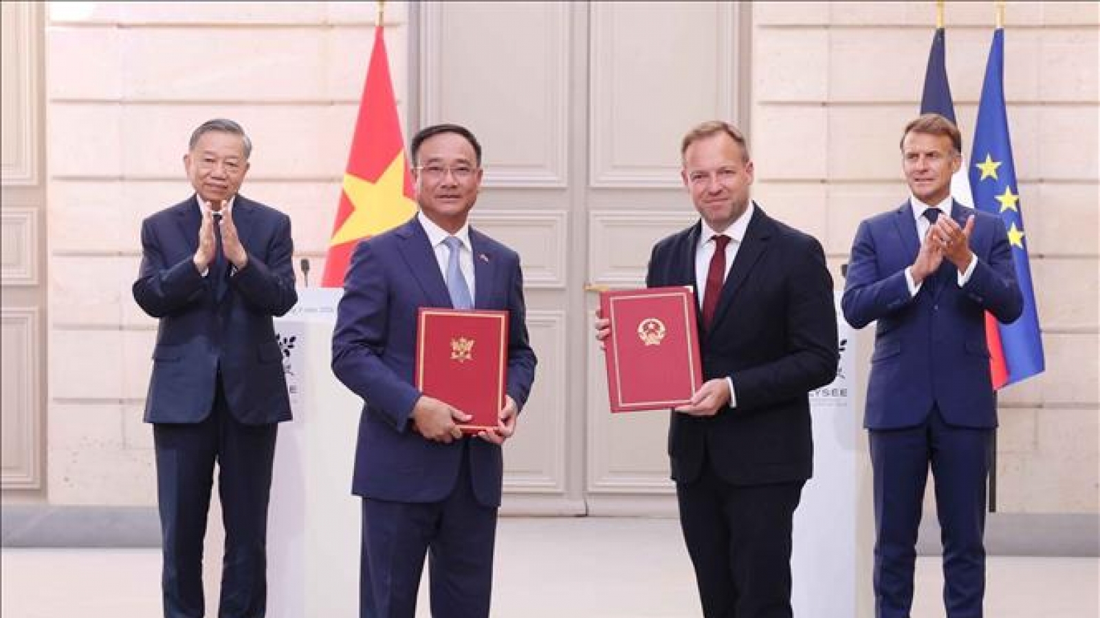 Tổng Bí thư, Chủ tịch nước chứng kiến Lễ trao văn kiện hợp tác Việt Nam-Pháp