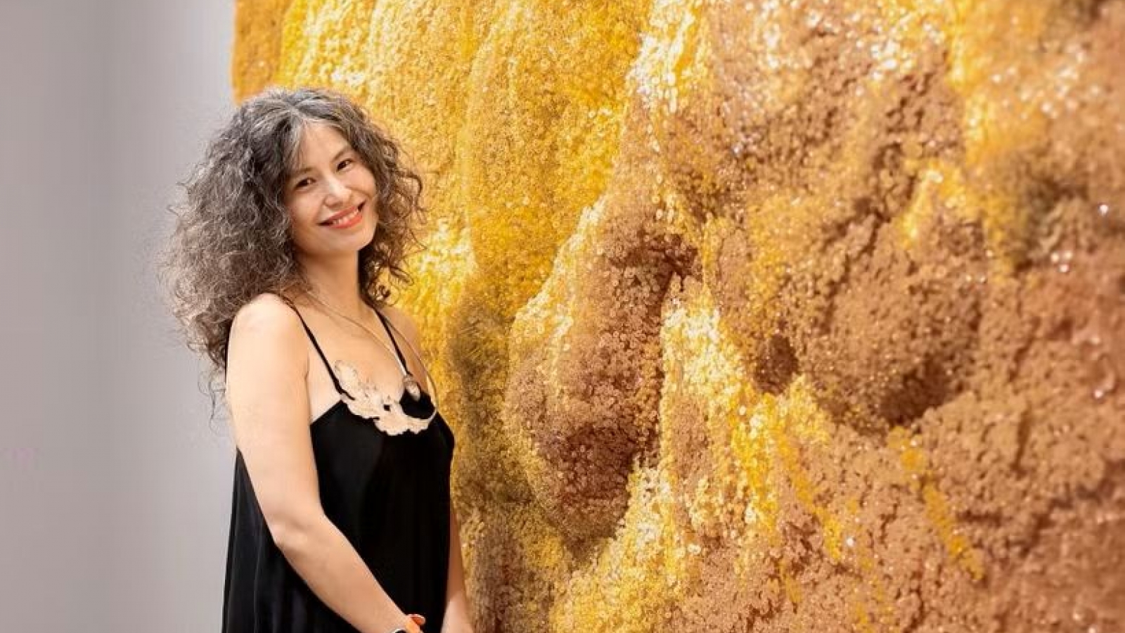 Vietnamese artist shines in first solo exhibition in China