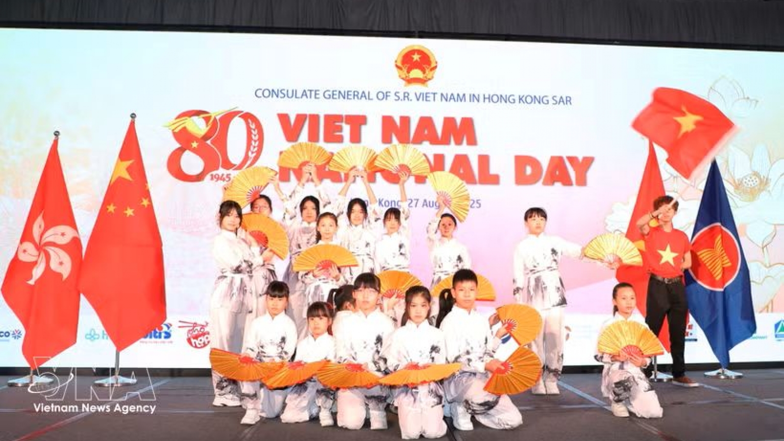 Artist helps Vietnamese culture shine in Hong Kong