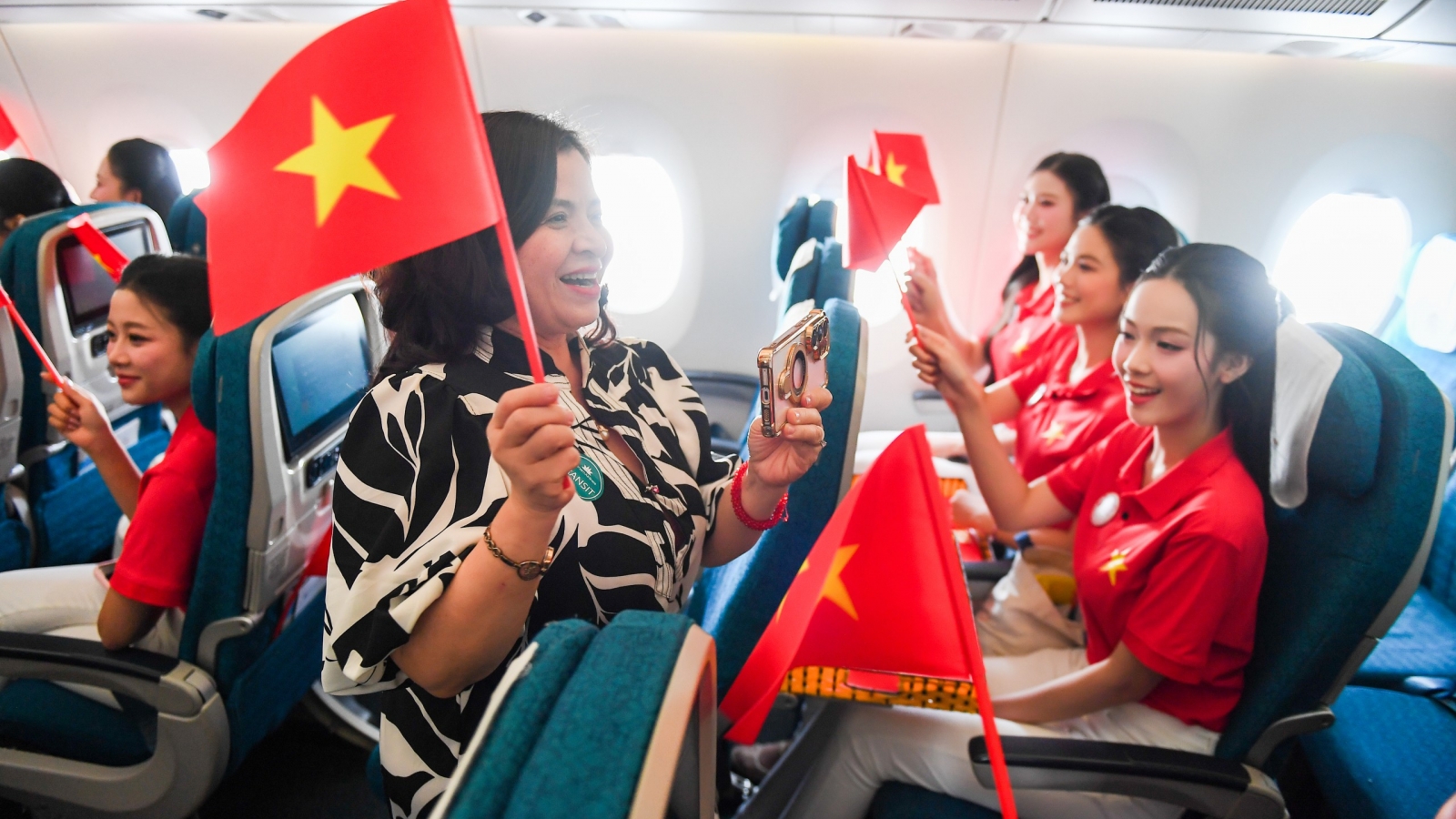 Các thí sinh Hoa hậu Việt Nam và hành khách hát mừng Quốc khánh 2/9 trên máy bay