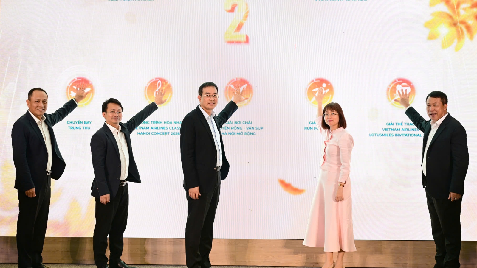 Vietnam Airlines đưa sắc thu đến gần du khách qua “Chạm Thu Hà Nội 2026”