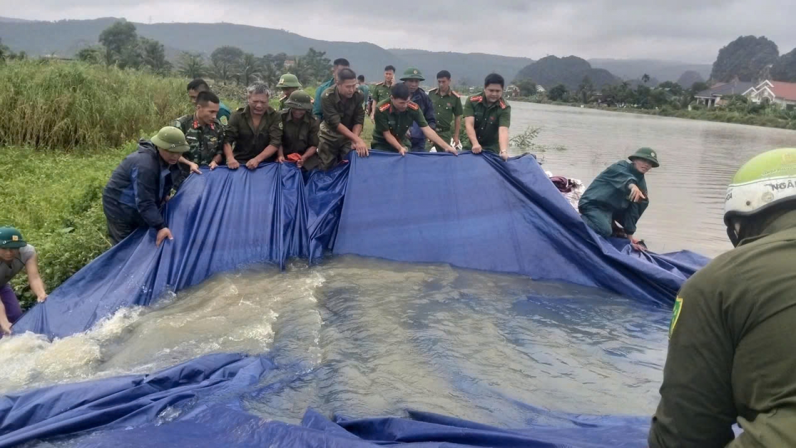 Vỡ kênh T2 (Thanh Hóa), hàng trăm ha lúa ngập nặng