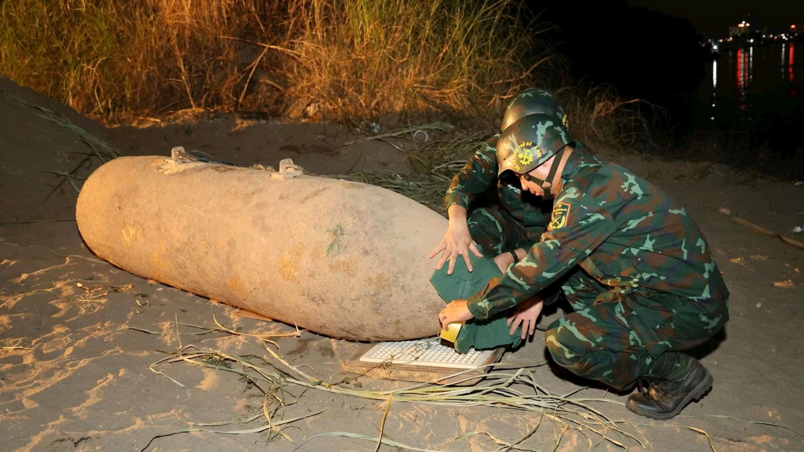 Two wartime bombs safely removed from Red River, Hanoi