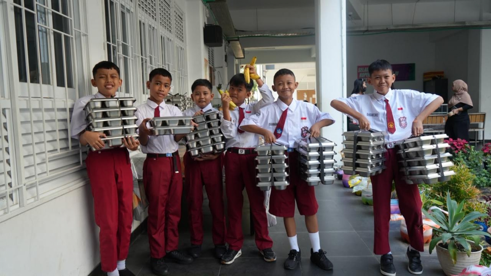 Indonesia điều tra vụ hơn 500 học sinh ngộ độc liên quan đến bữa ăn miễn phí