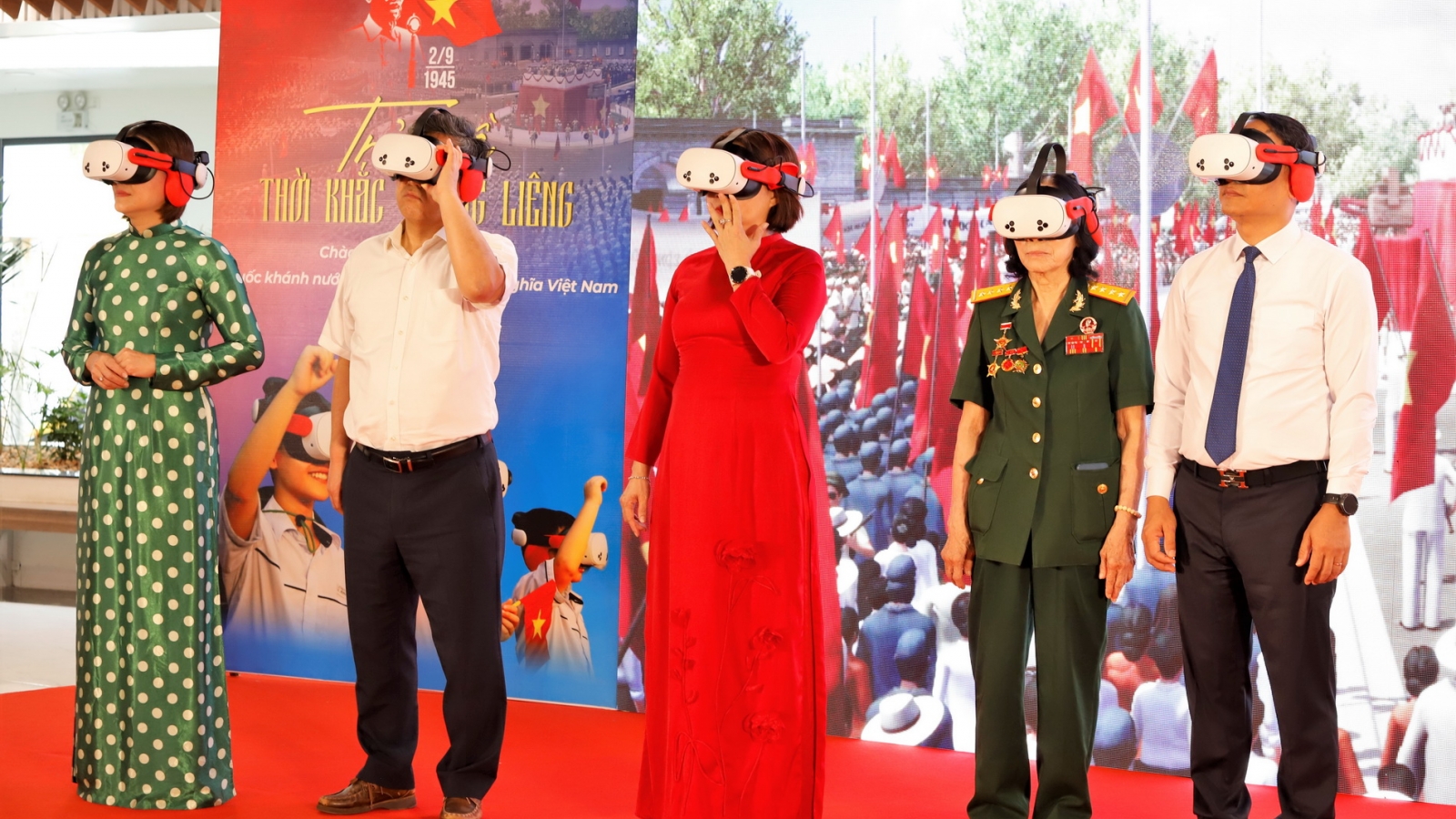 Người Đà Nẵng xếp hàng chờ trải nghiệm thực tế ảo “Trở về thời khắc thiêng liêng”