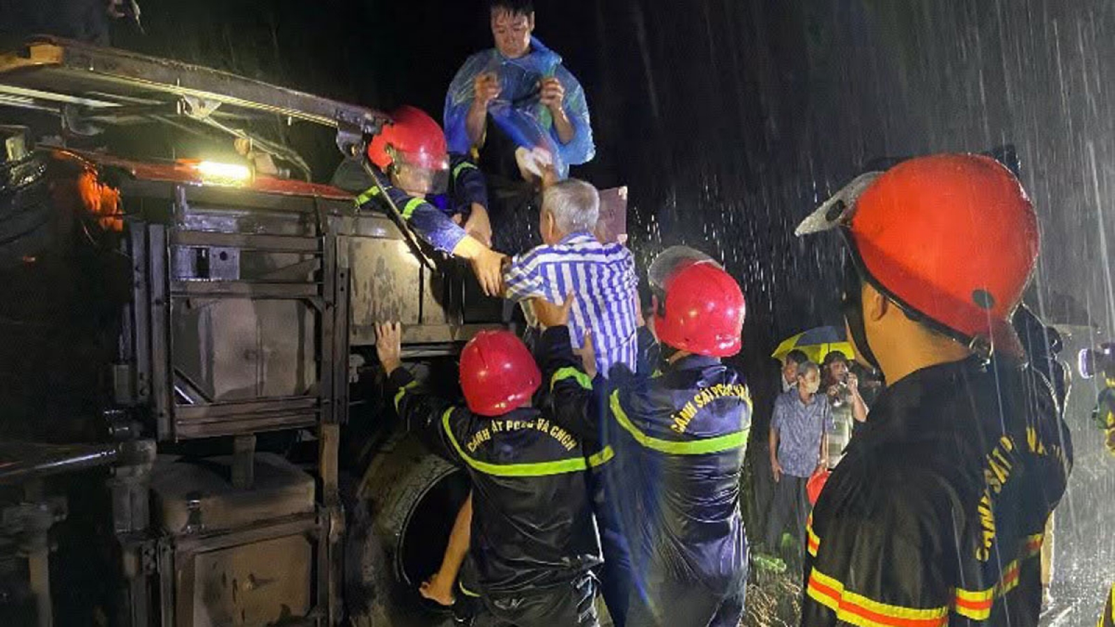 Nghẹt thở giải cứu 19 người trên xe khách bị lật trong mưa tầm tã ở Đồng Nai