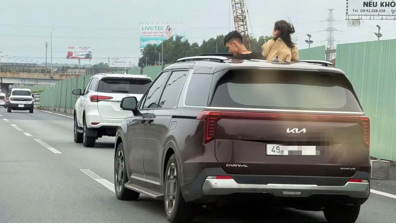 Xử phạt nữ tài xế cho trẻ “hóng gió” khi đang lưu thông trên cao tốc