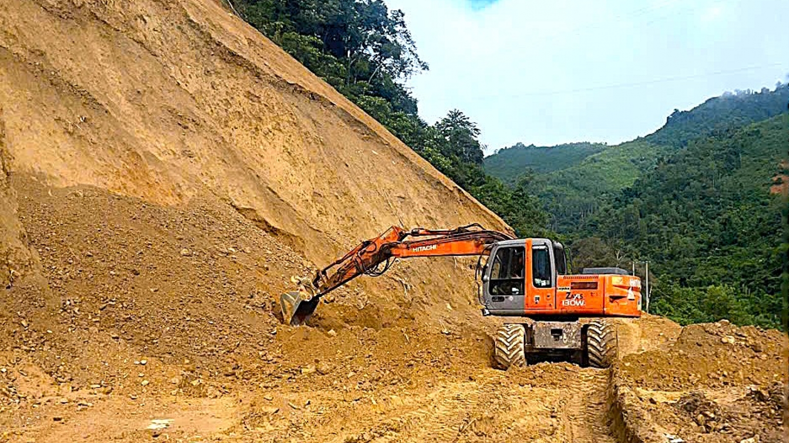 Thông tỉnh lộ 543C ở Nghệ An sau một tuần bị sạt lở núi chia cắt