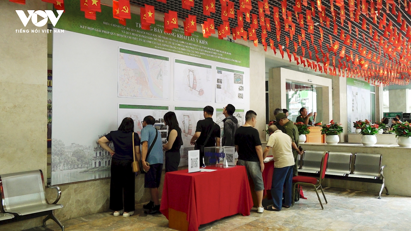 Người dân Hà Nội băn khoăn về đề xuất hạ giải Bưu điện Hà Nội và xây Khải Hoàn Môn