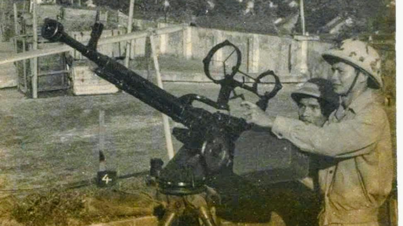 Trung đội pháo phòng không trên nóc nhà C9 Đại học Bách Khoa Hà Nội
