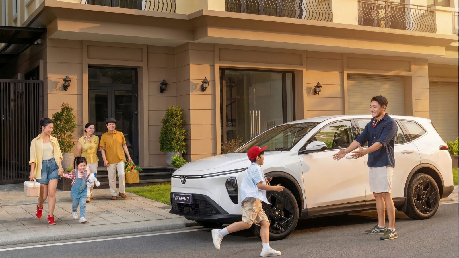 Ba hàng ghế, 450 km mỗi lần sạc: VF MPV 7 theo kịp nhịp đi lại của gia đình