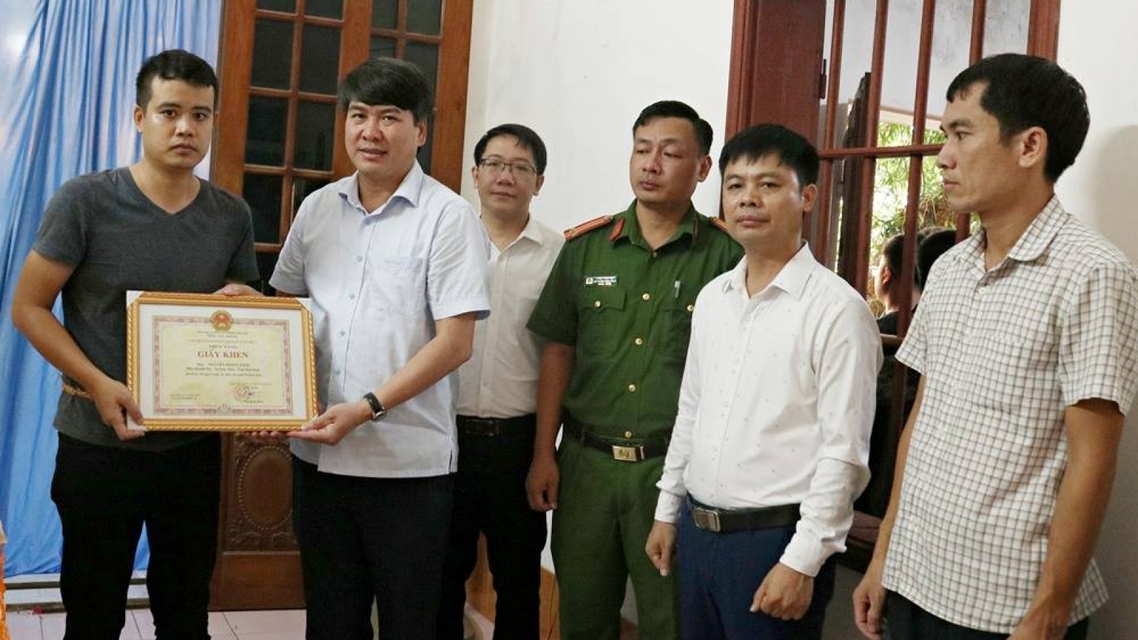 Truy tặng giấy khen người đàn ông dũng cảm cứu 2 cháu nhỏ đuối nước ở Ninh Bình