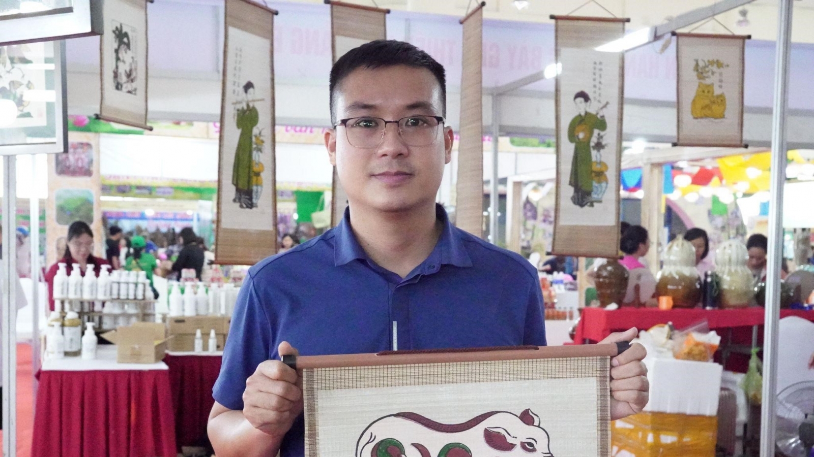 Người trẻ mang tranh Đông Hồ đến hội chợ tìm đường cho nghề cũ