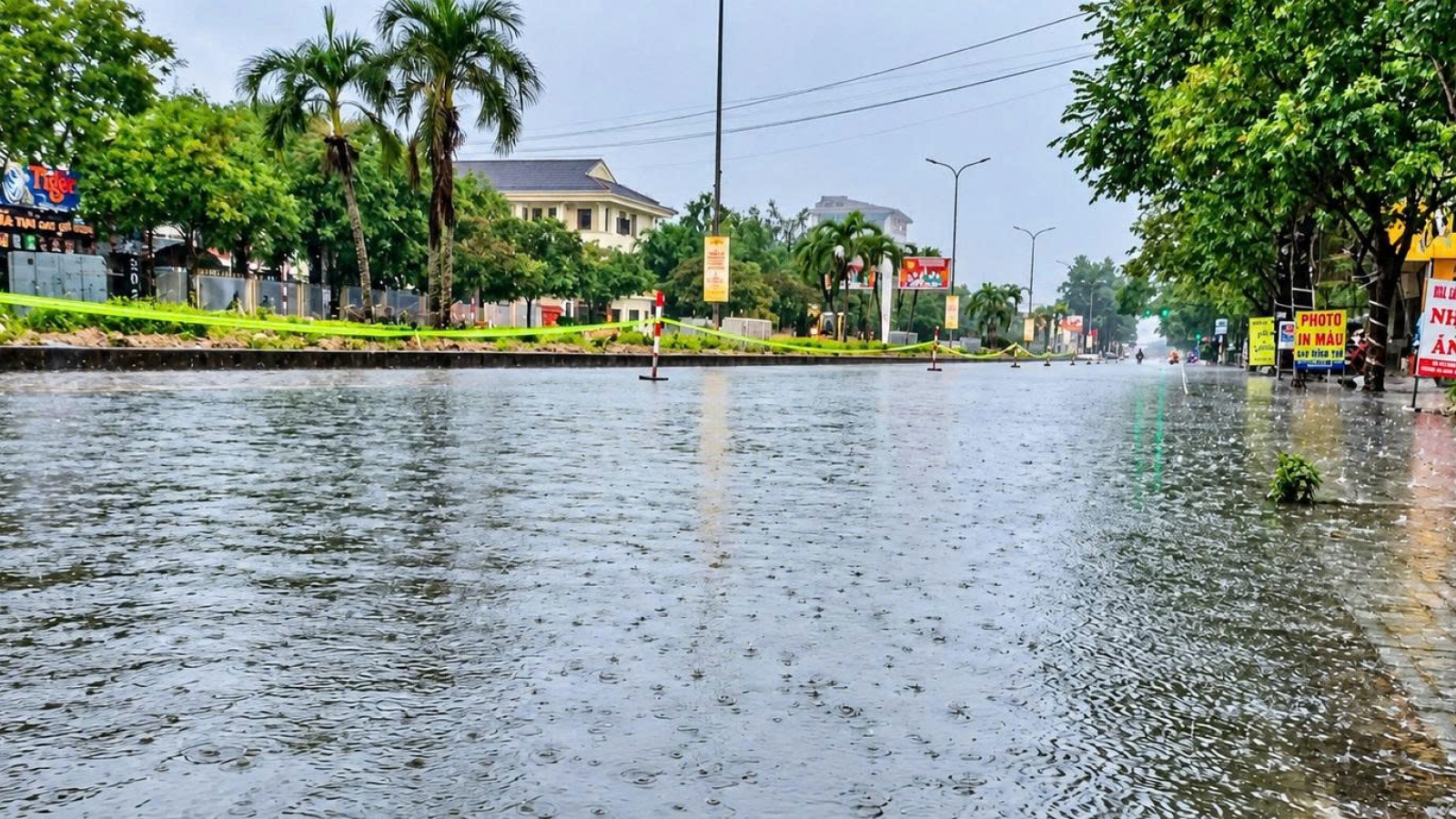 Mưa lớn, nhiều tuyến đường phía Nam Đà Nẵng ngập nước