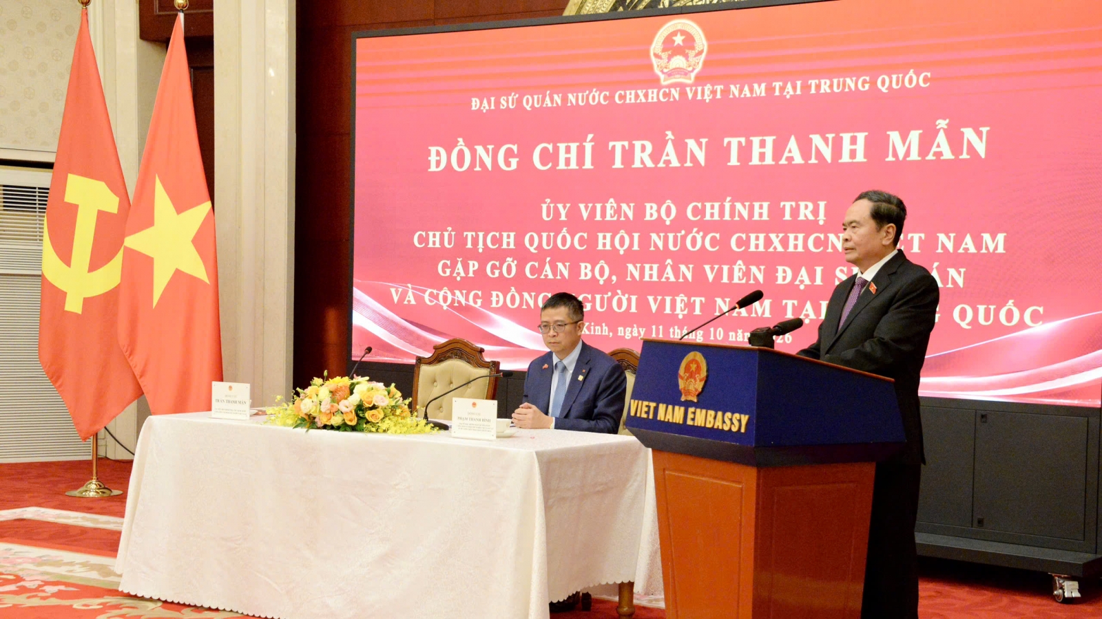 Chủ tịch Quốc hội gặp nhân viên Đại sứ quán, cộng đồng người Việt tại Trung Quốc