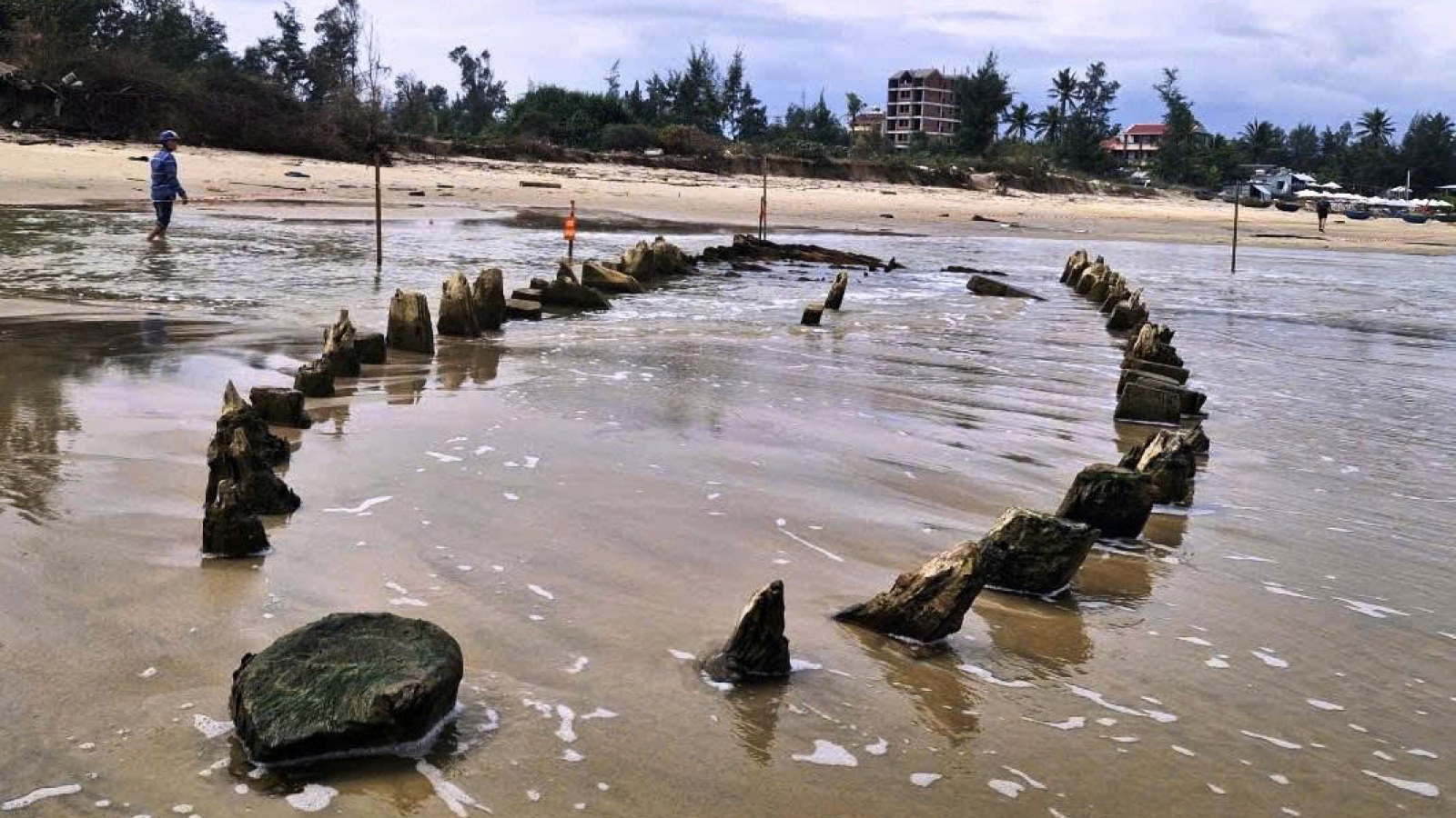 Đà Nẵng lên phương án khai quật con tàu cổ phát lộ trên bãi biển Hội An Tây