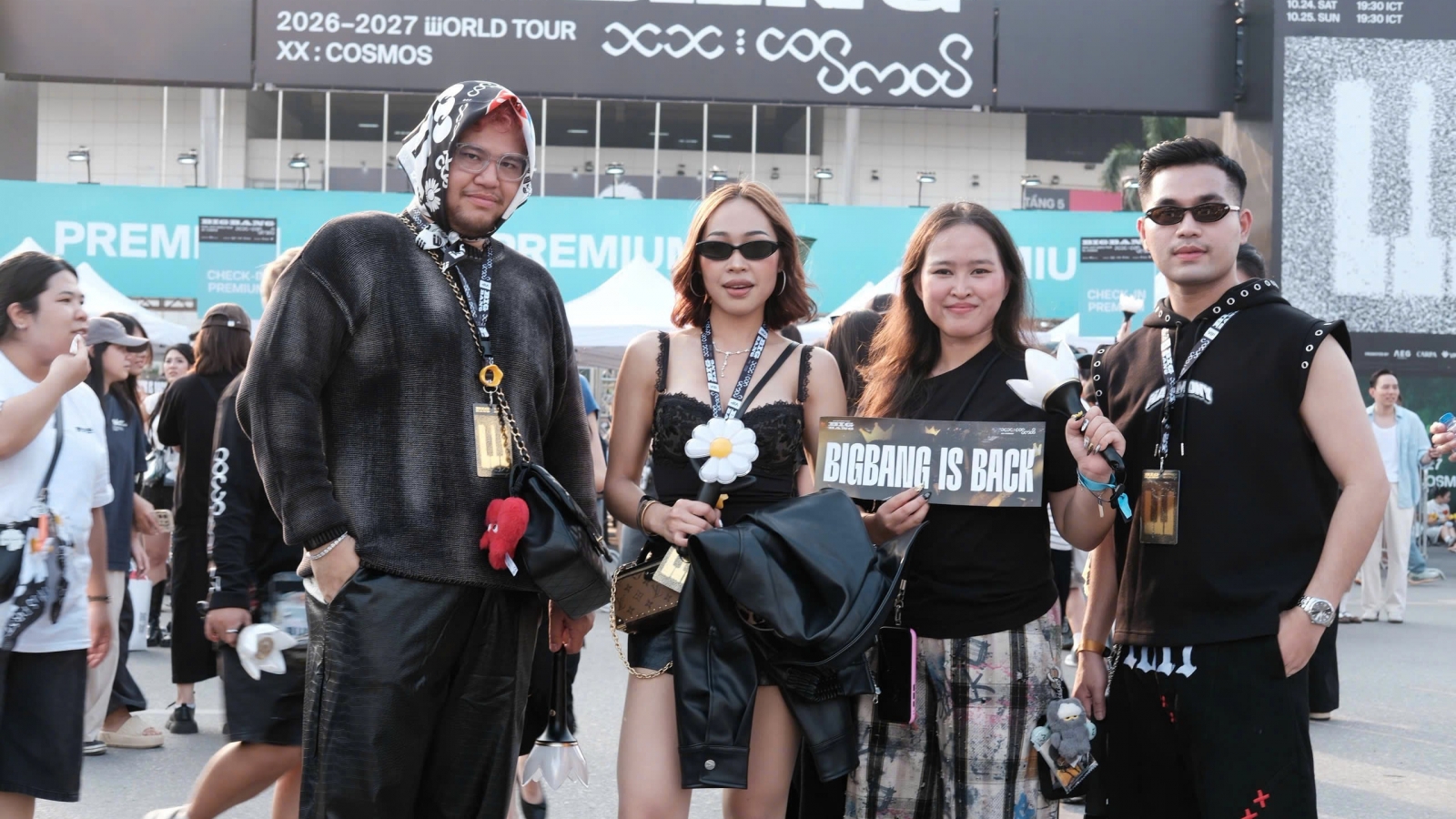 Sân Mỹ Đình đông nghịt fan quốc tế trước giờ BIGBANG biểu diễn