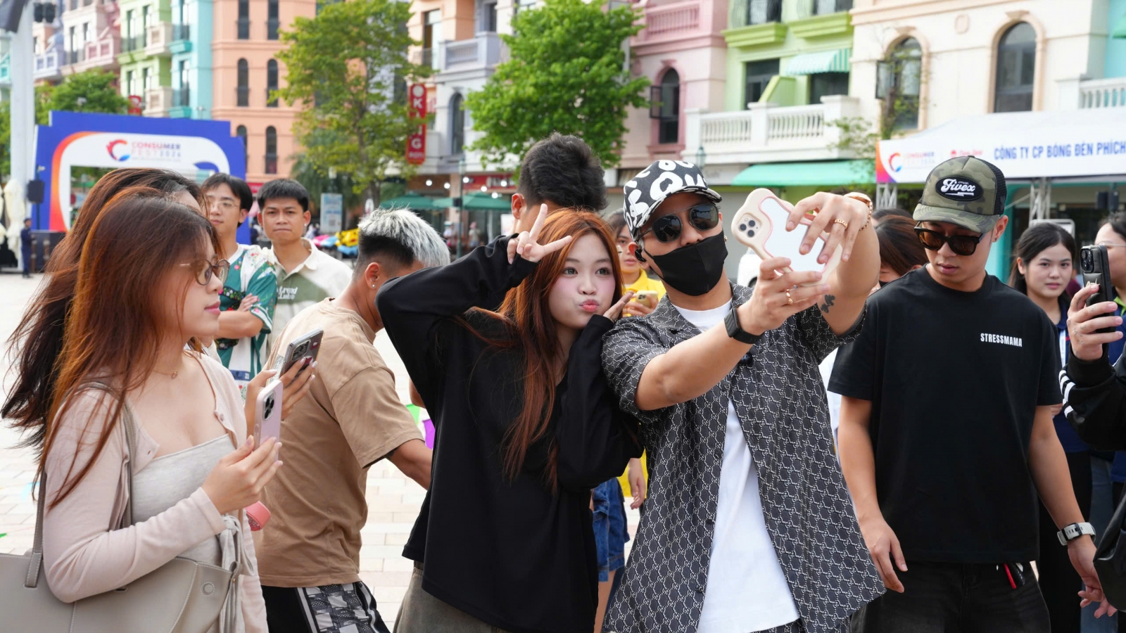 Quân A.P, Tuấn Cry chưa biểu diễn, fan đã vây kín sân khấu Consumer Fest 2026