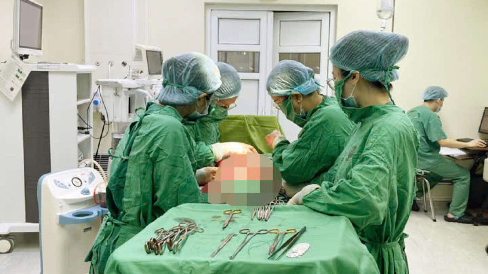 60 phút phẫu thuật căng thẳng: Bản lĩnh ekip khoa sản đã đón con chào đời an toàn