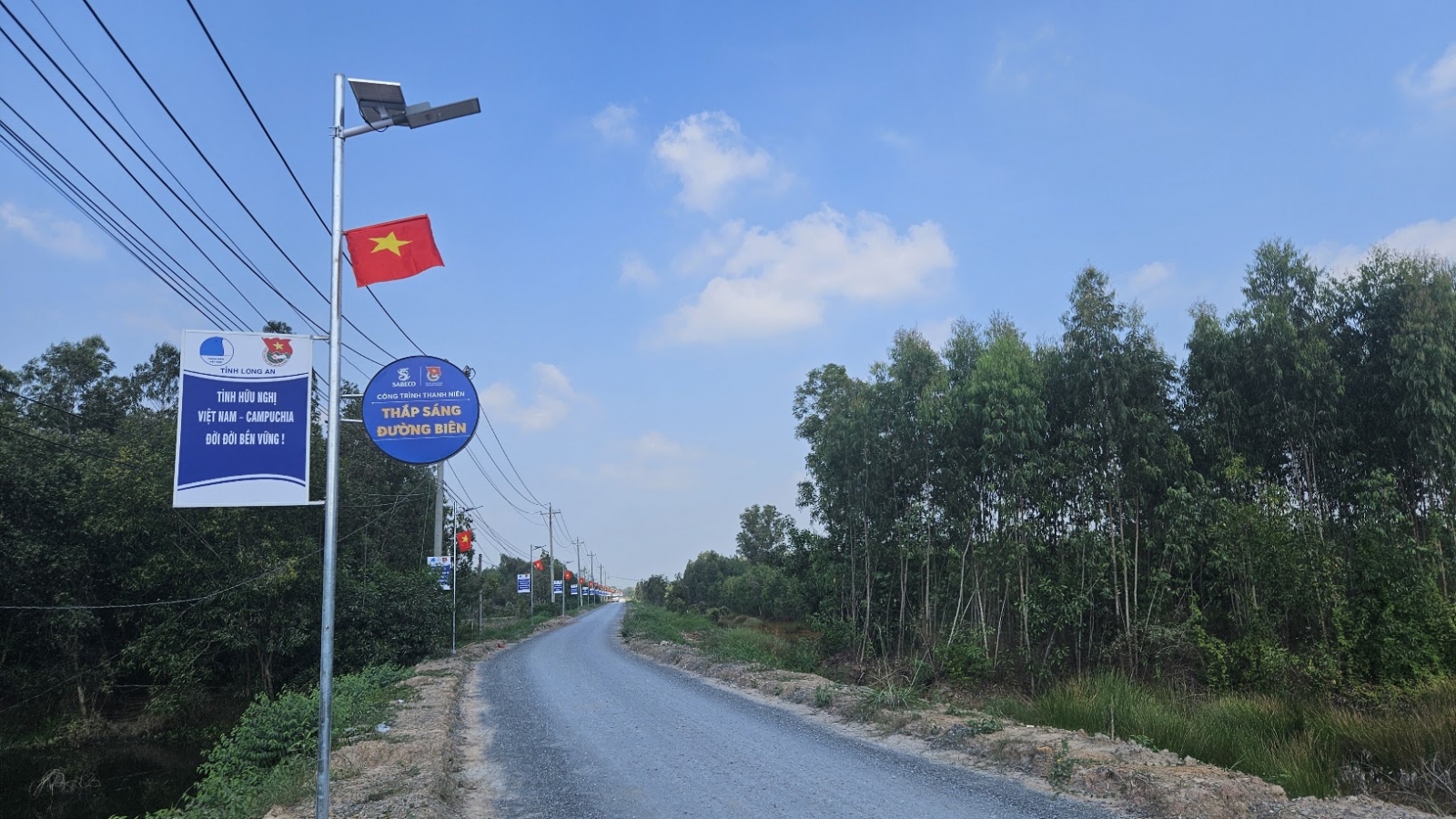 Tây Ninh khởi công lắp đèn năng lượng mặt trời trên đường tuần tra biên giới