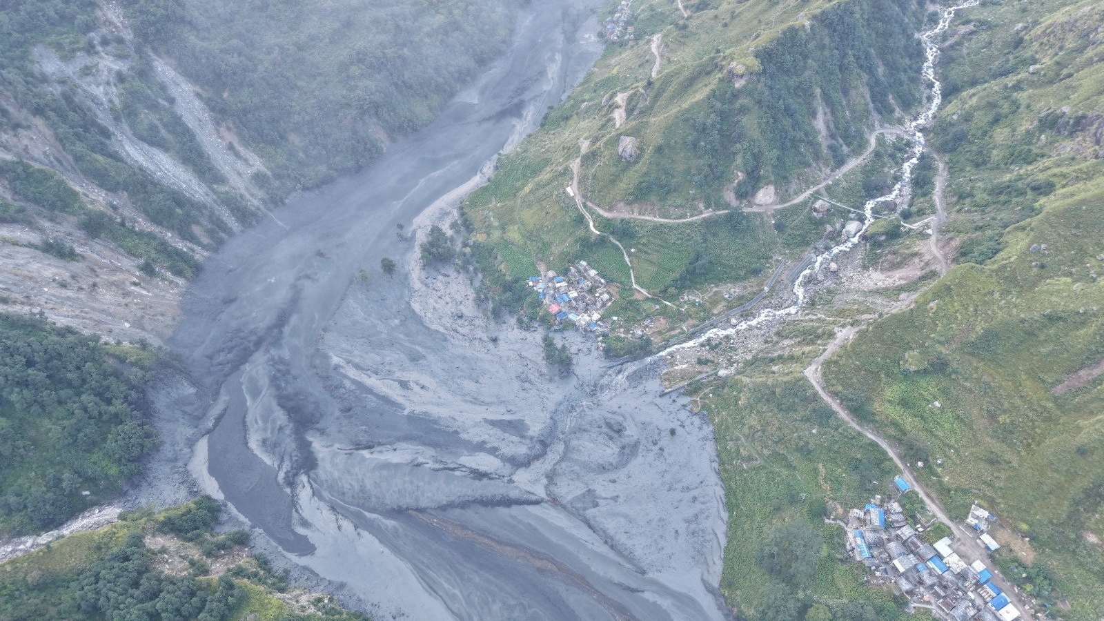 Nepal: Hơn 100 du khách nước ngoài mắc kẹt sau lũ quét