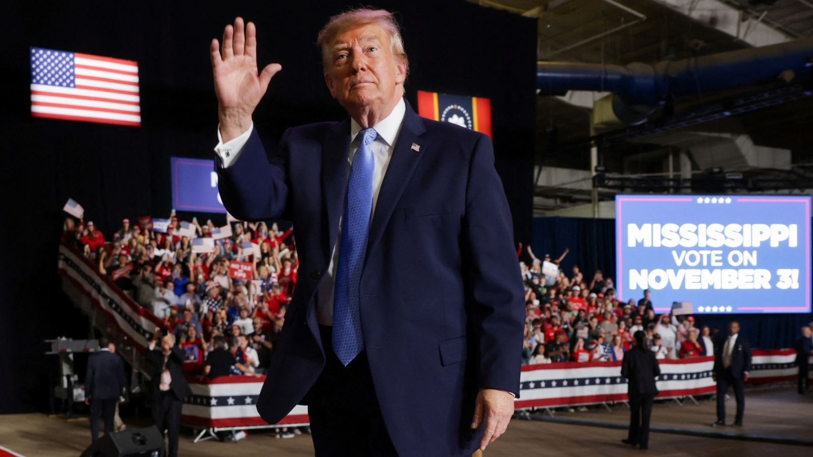 Tỷ lệ ủng hộ Tổng thống Mỹ Donald Trump tăng nhẹ trước bầu cử giữa kỳ