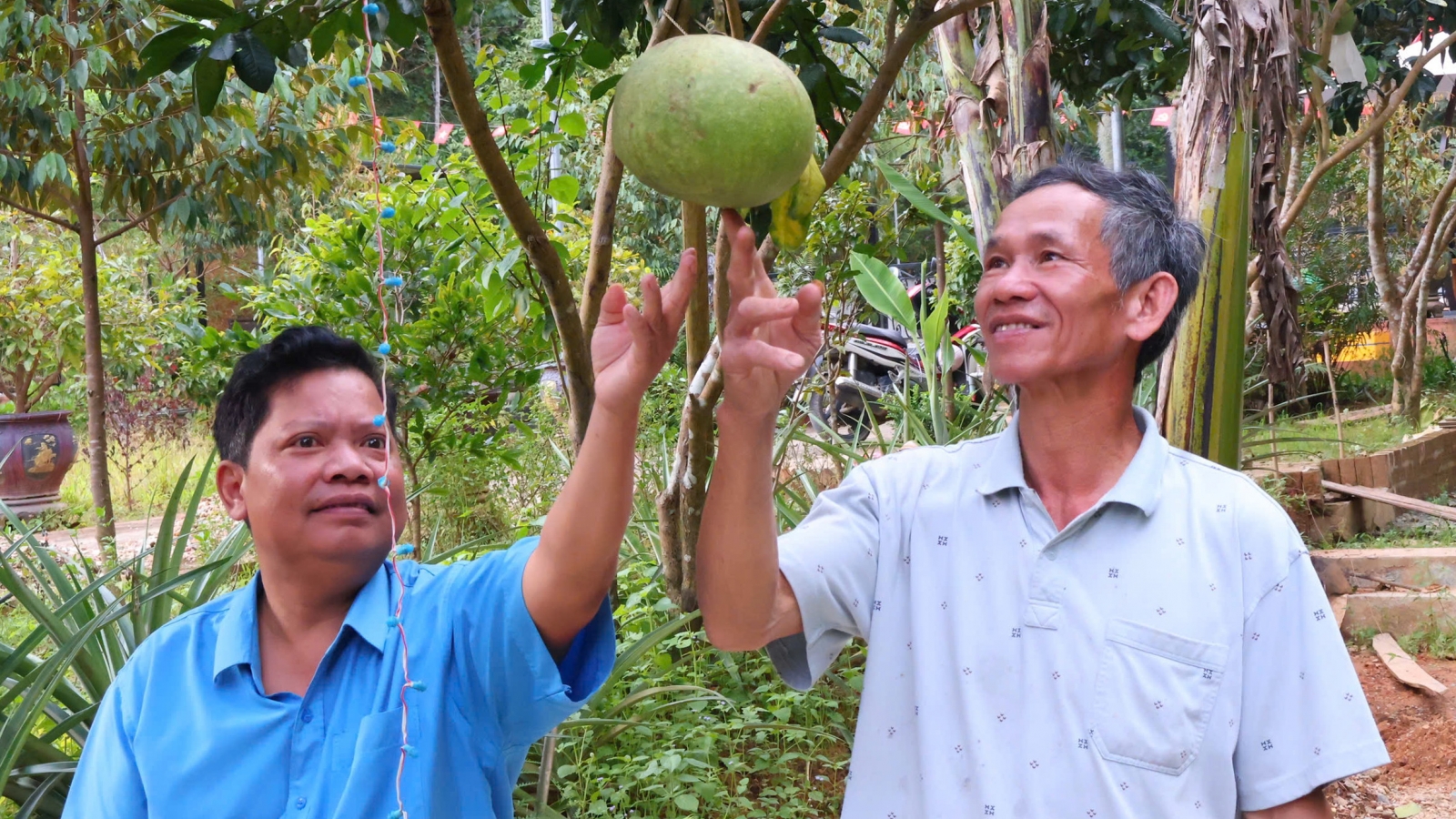 Đảng viên gương mẫu vận động quần chúng tham gia chương trình mục tiêu quốc gia