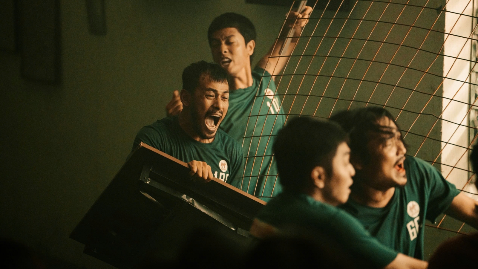 “Trại buôn người” vượt 300 tỷ, sắp cắt cảnh bạo lực để có bản 13+