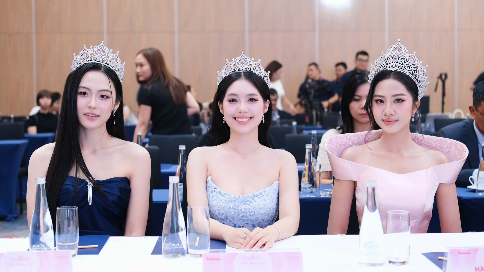 Ngọc Hân bế con lên thảm đỏ, Top 3 Hoa hậu Việt Nam 2024 cùng đọ sắc