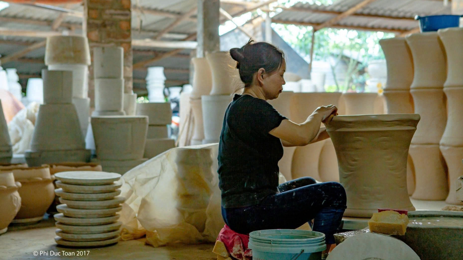 Một ngày ở làng gốm cổ Kim Lan, nghe chuyện nghìn năm từ đất và lửa