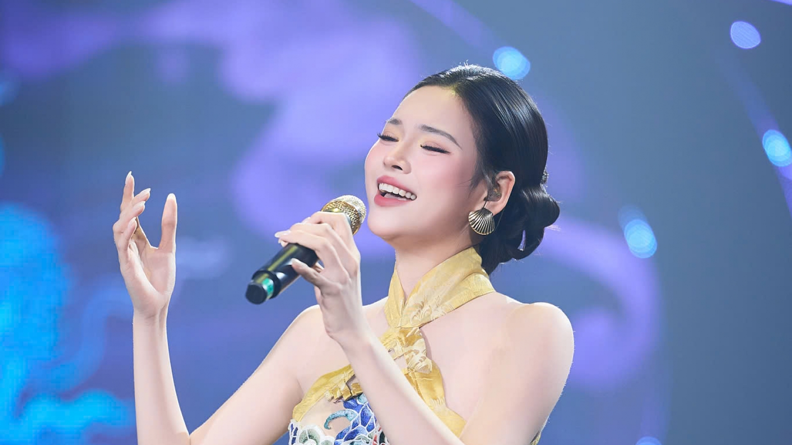 Mỹ Linh khen thí sinh Sao Mai Đoàn Linh “được trời cho cả thanh lẫn sắc”