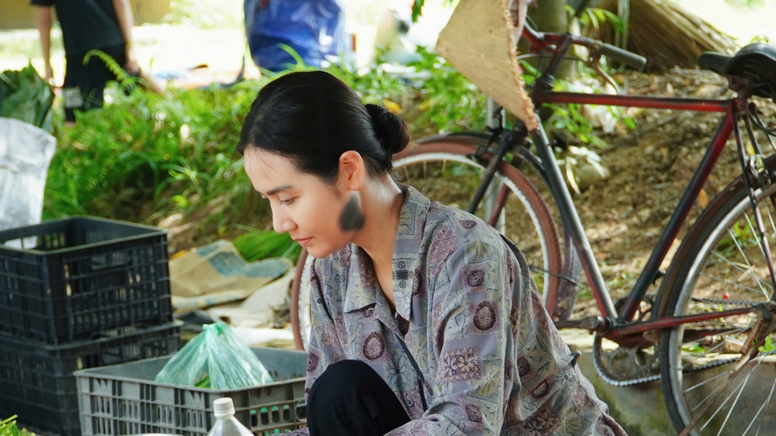 Huyền Lizzie nói gì khi bị nhận xét tạo hình “chưa đủ khổ” trong phim mới?