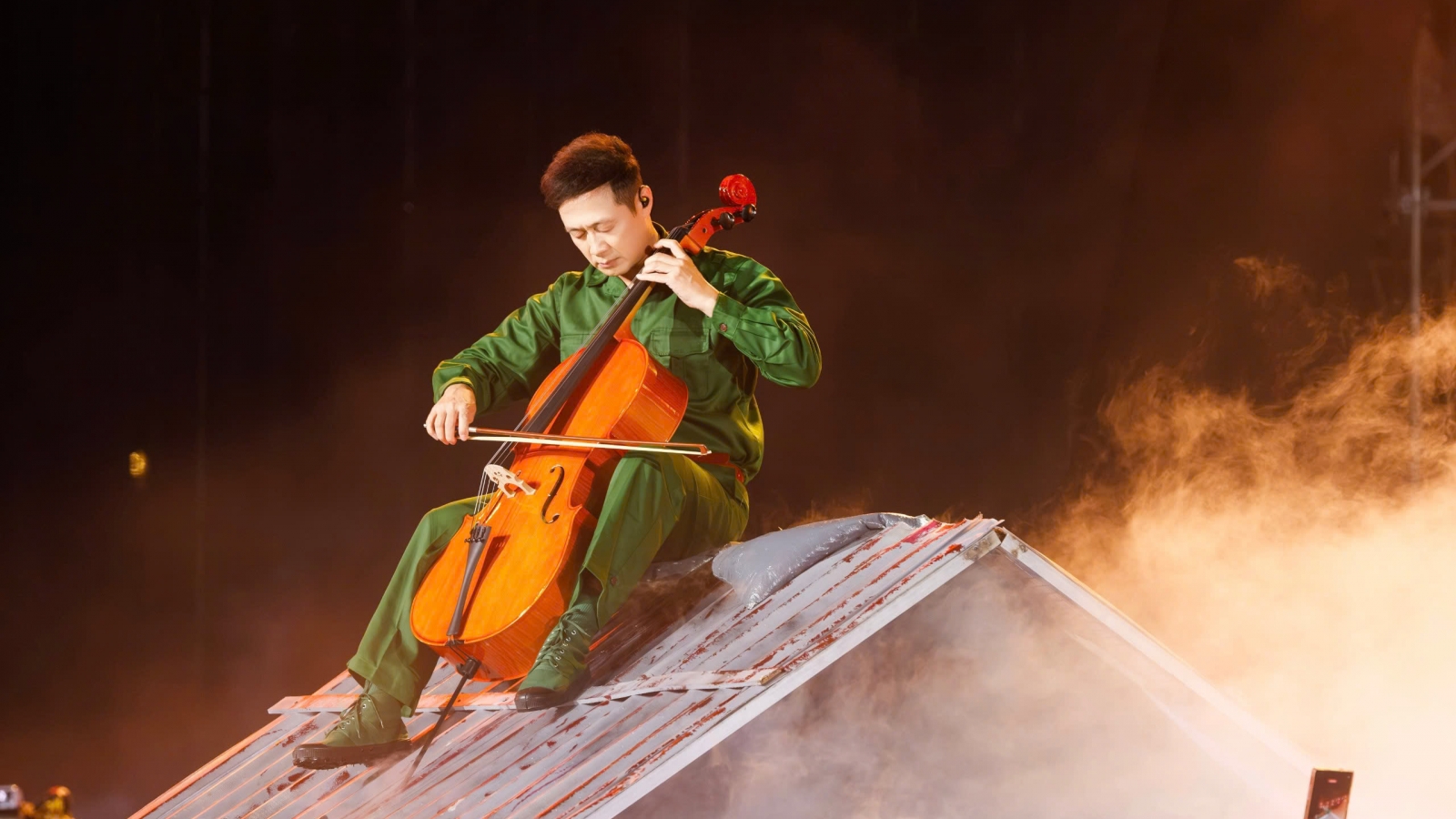 Dàn Anh Tài đu dây, MC Anh Tuấn chơi cello giữa concert gần 50.000 khán giả