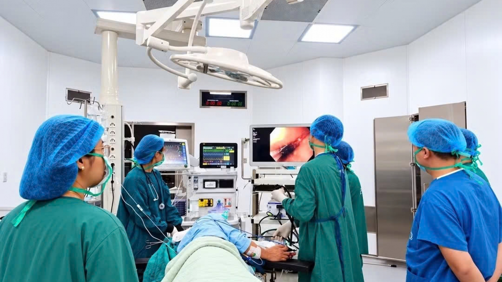 Nuốt phải lưỡi dao lam khi ăn mì tôm khiến người đàn ông thủng thực quản