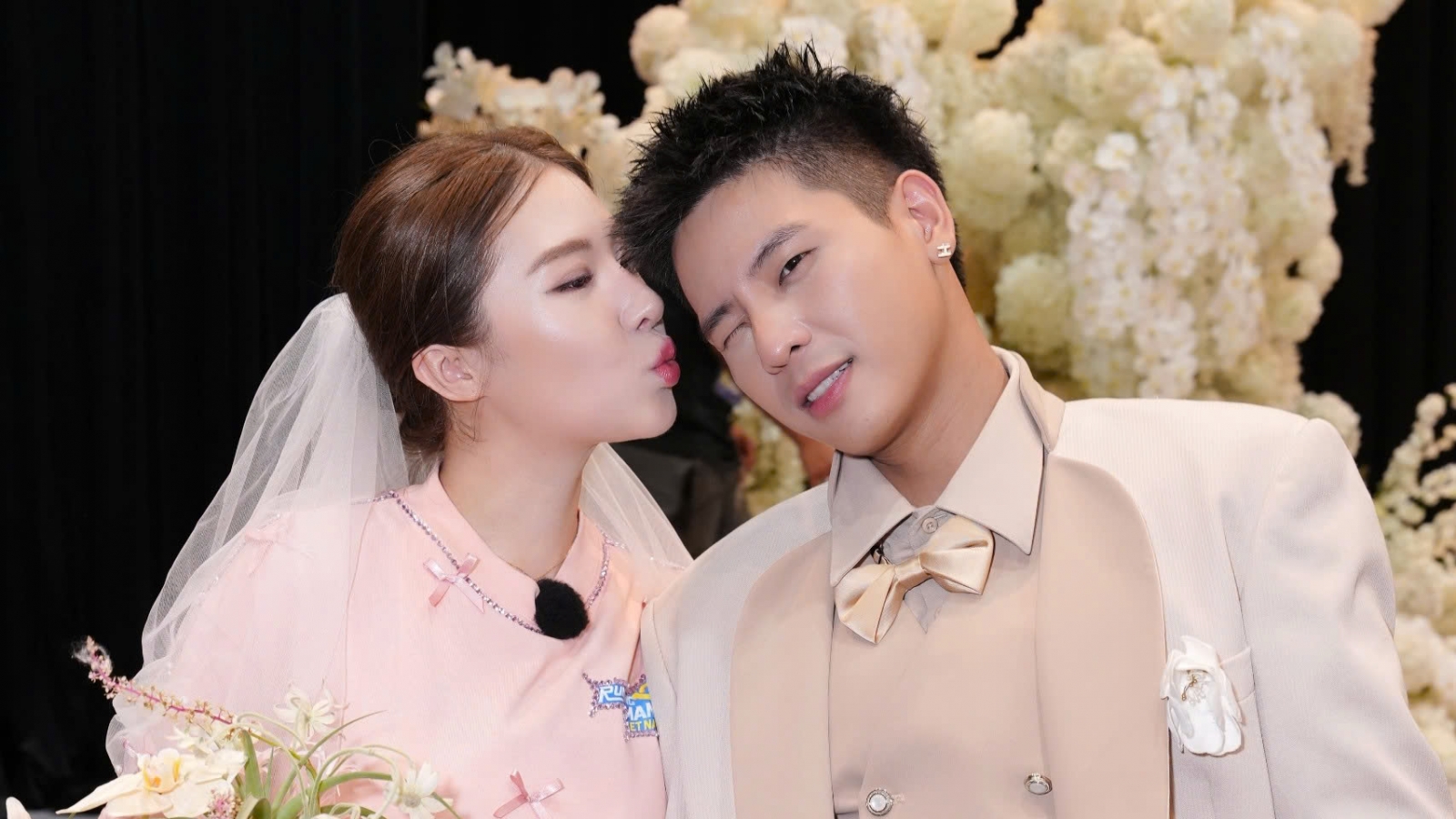 Quân A.P và bạn gái bất ngờ có “đám cưới” trên Running Man Vietnam