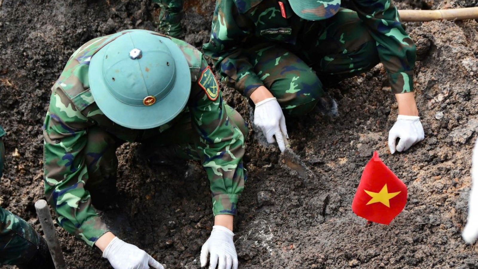 Hơn 550m³ đất được xử lý, phát hiện thêm 8 hài cốt liệt sĩ