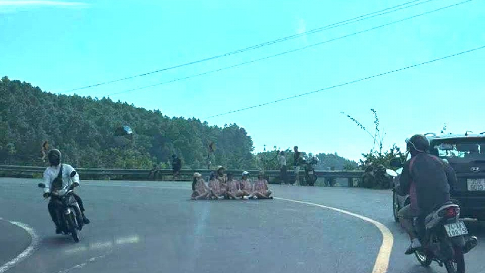 Nóng 24h ngày 18/10: Xác minh vụ 6 phụ nữ ngồi giữa đường trên đèo Hải Vân