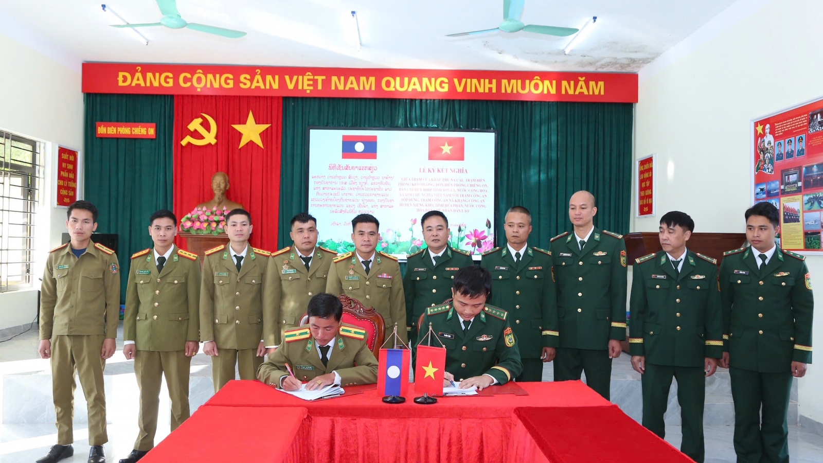 Ký kết nghĩa giữa các trạm 2 bên biên giới Việt Nam và Lào