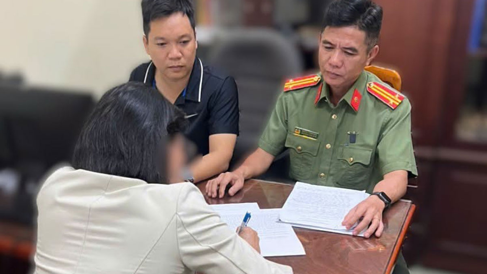 Tự dựng video kêu gọi gom đất lúa để kiếm hoa hồng, bị phạt 12,5 triệu đồng