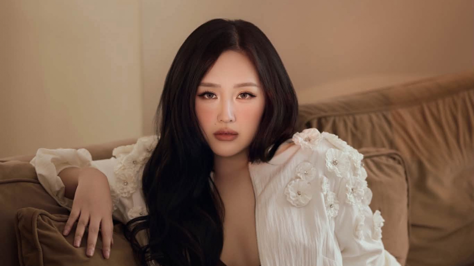 Sao Việt 18-10: Mai Phương Thuý đẹp gợi cảm trong hình ảnh mới