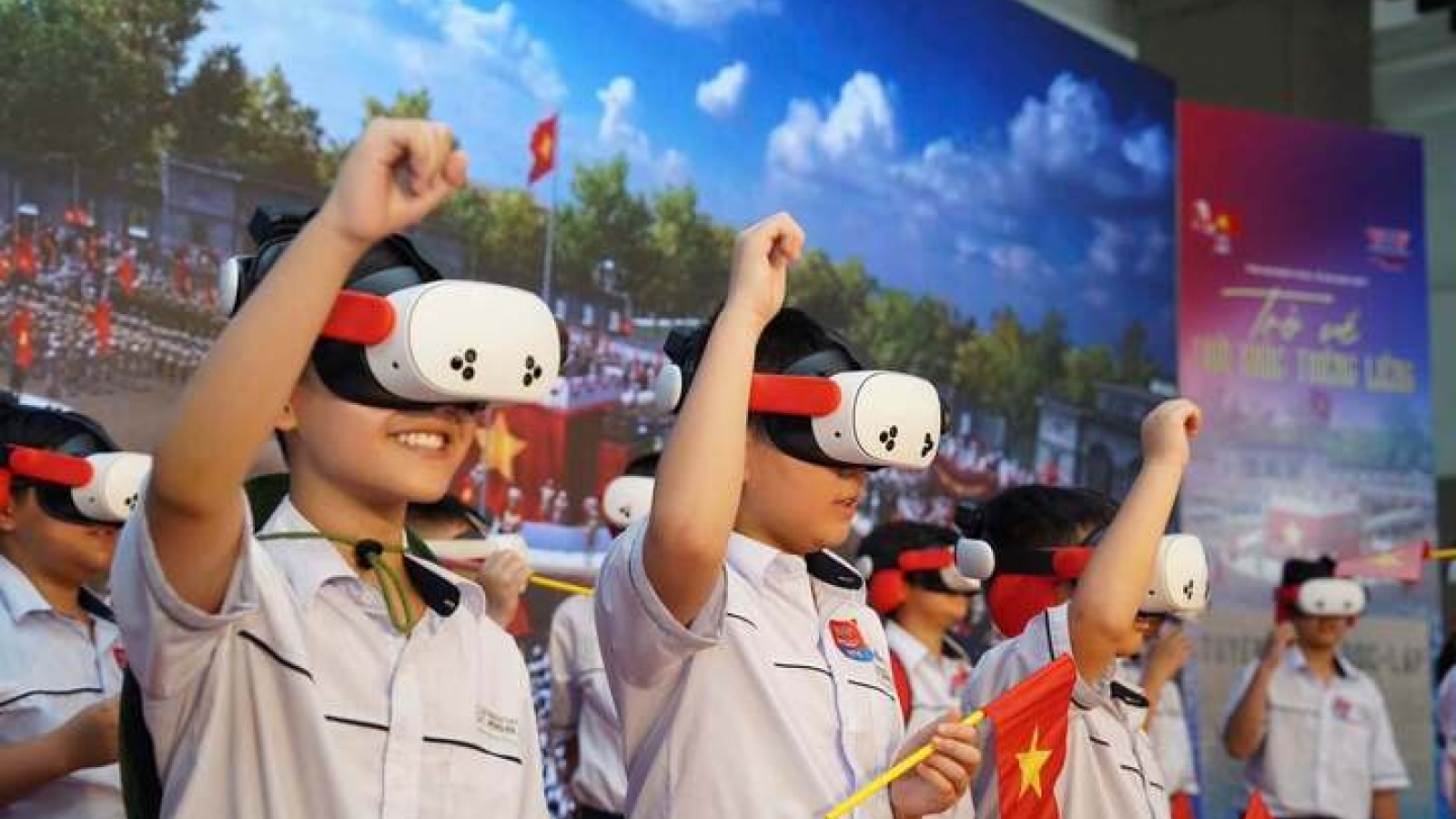 Nha Trang residents experience historical moments through VR technology