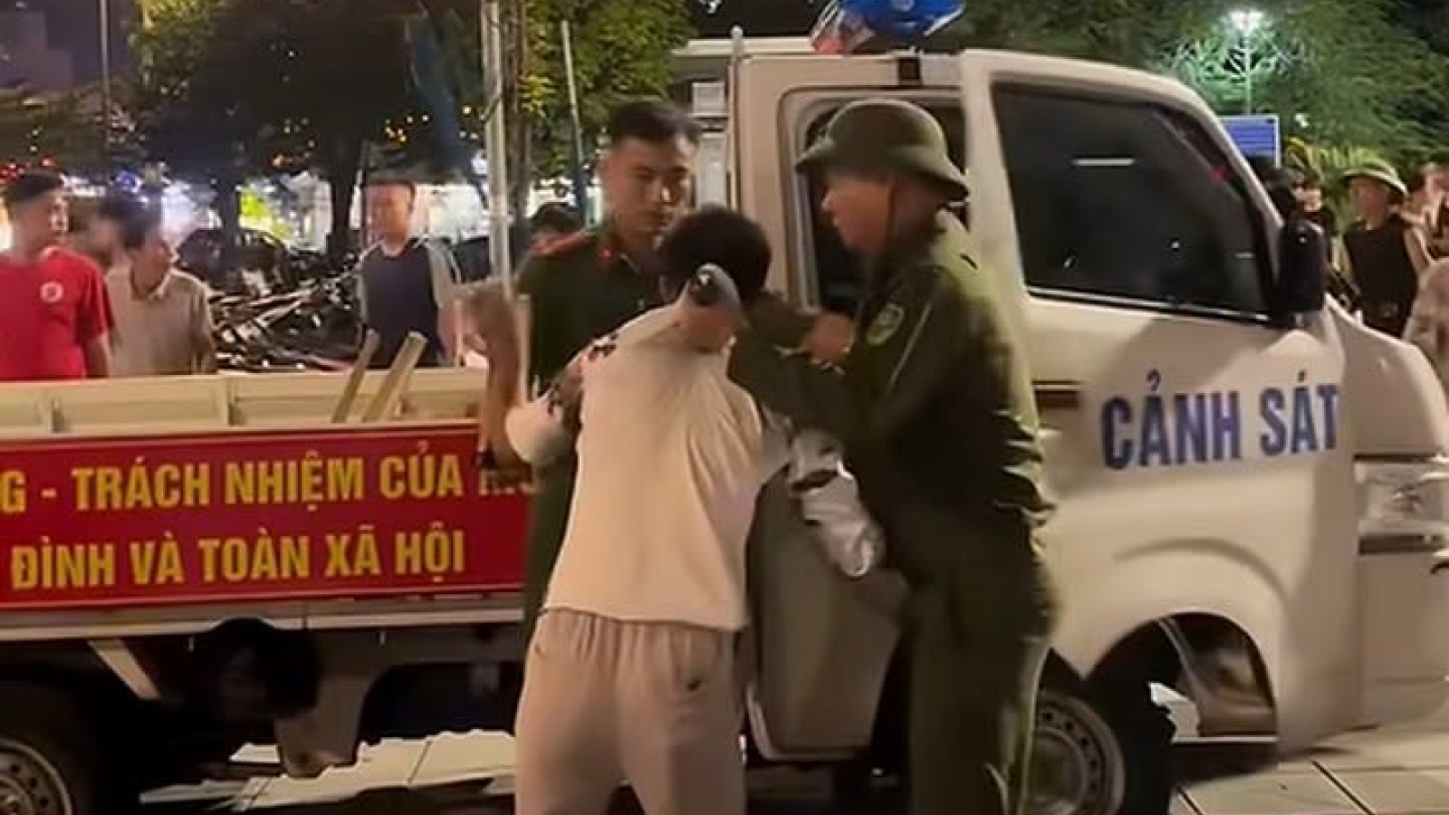 Công an mời nam thanh niên livestream nhảy múa tại công viên Lãm Làng về làm việc