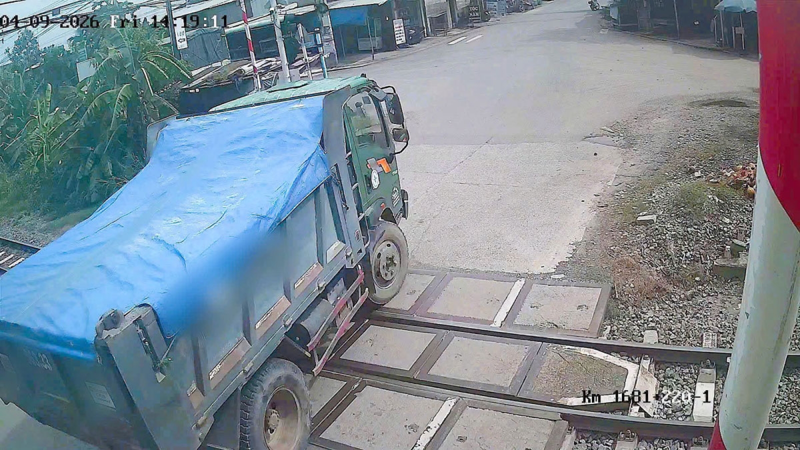 Phạt 19 triệu, tước bằng tài xế xe tải phớt lờ đèn đỏ đường sắt