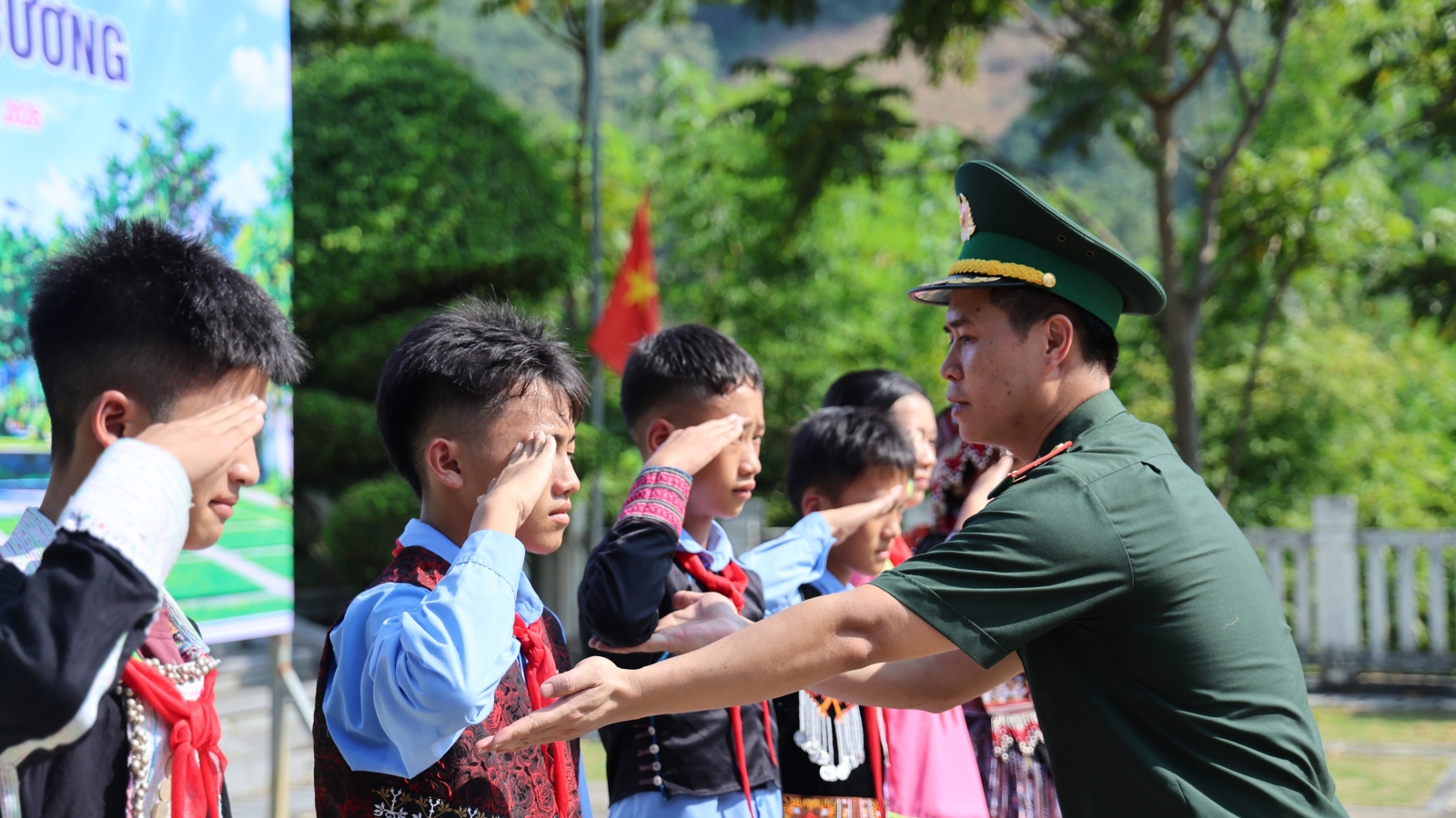 Xúc động tiết học biên cương nơi dòng sông Hồng chảy vào đất Việt