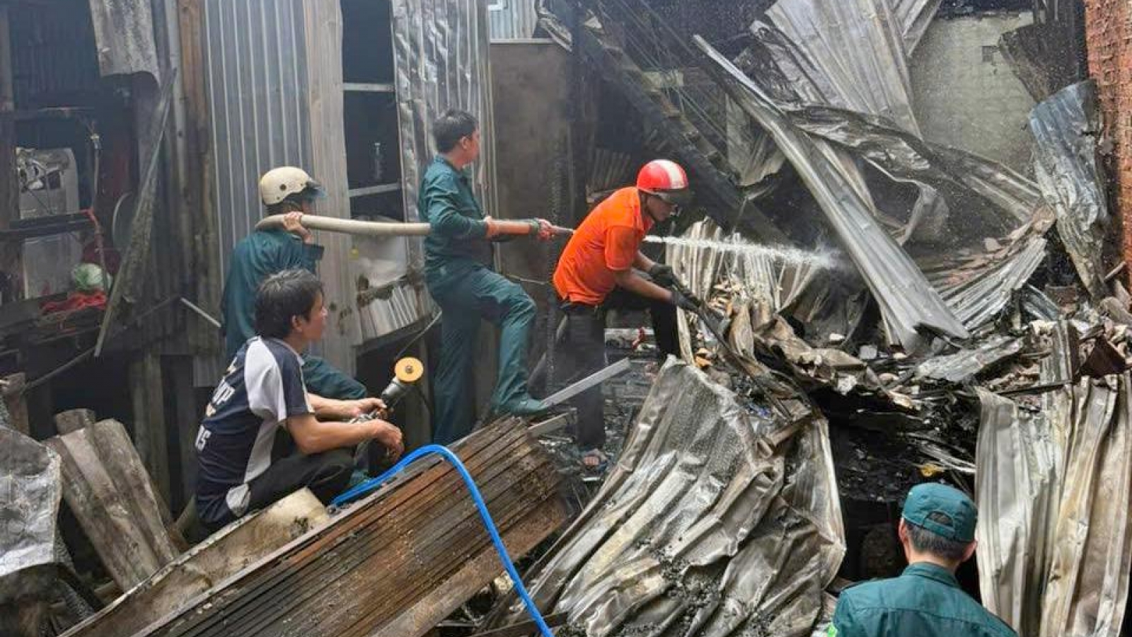 Bình gas phát nổ giữa đám cháy ở An Giang, 6 hộ dân bị thiệt hại